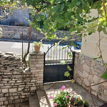 Eniguesthouse Gjirokastër Exteriör bild