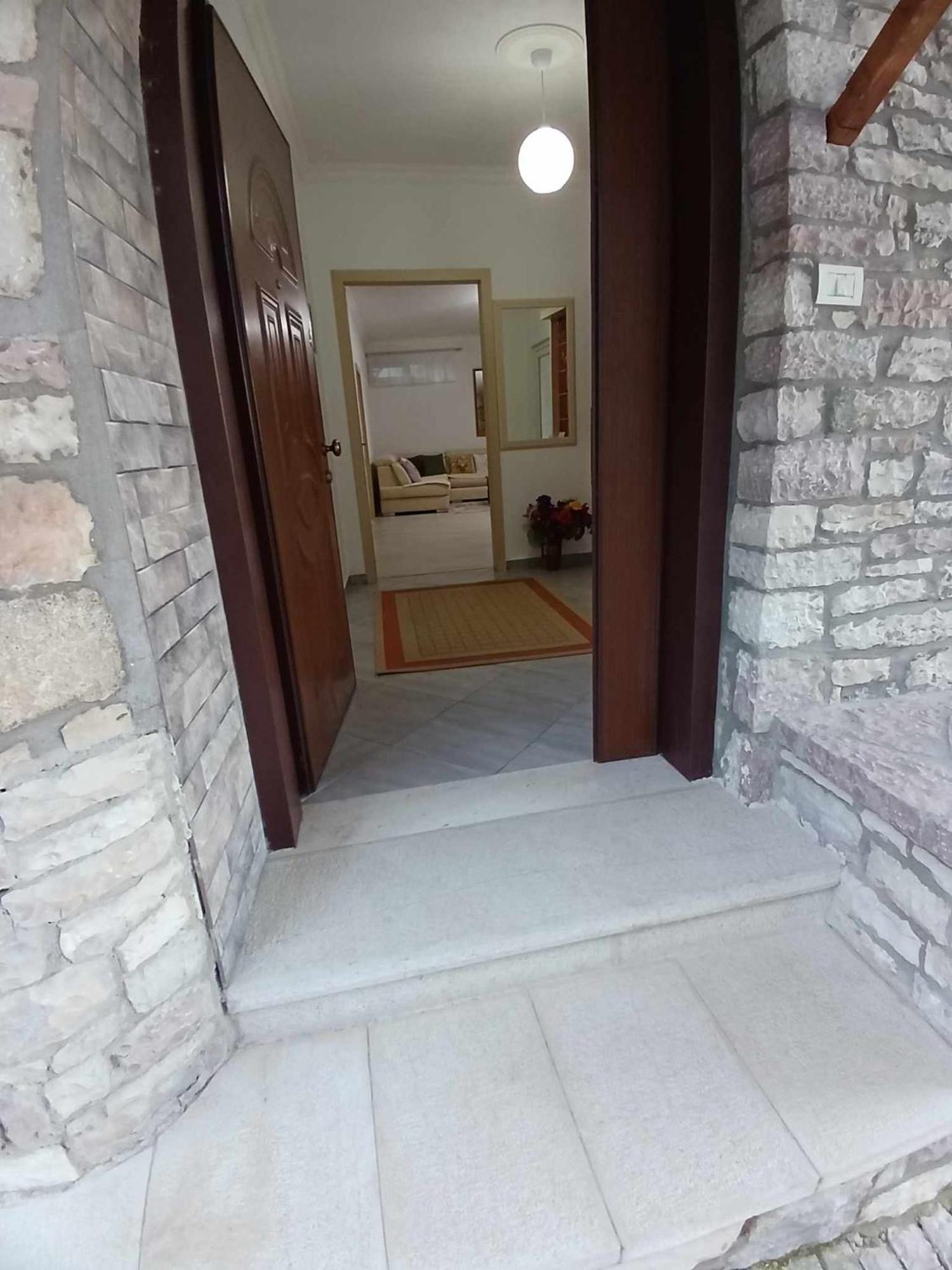 Eniguesthouse Gjirokastër Exteriör bild