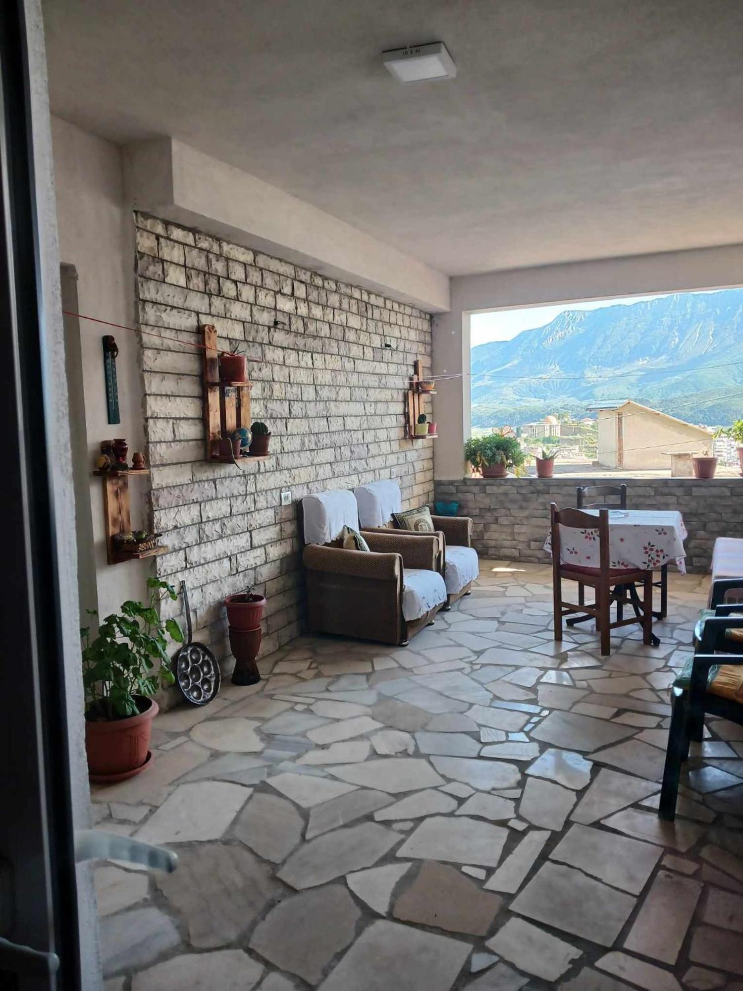 Eniguesthouse Gjirokastër Exteriör bild