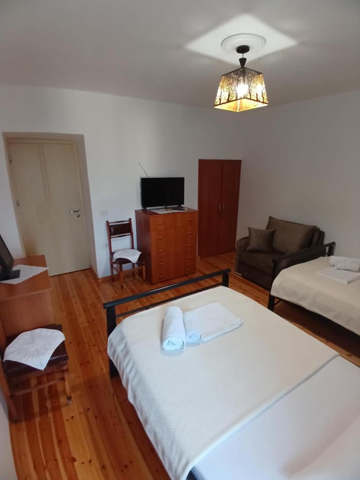 Eniguesthouse Gjirokastër Exteriör bild