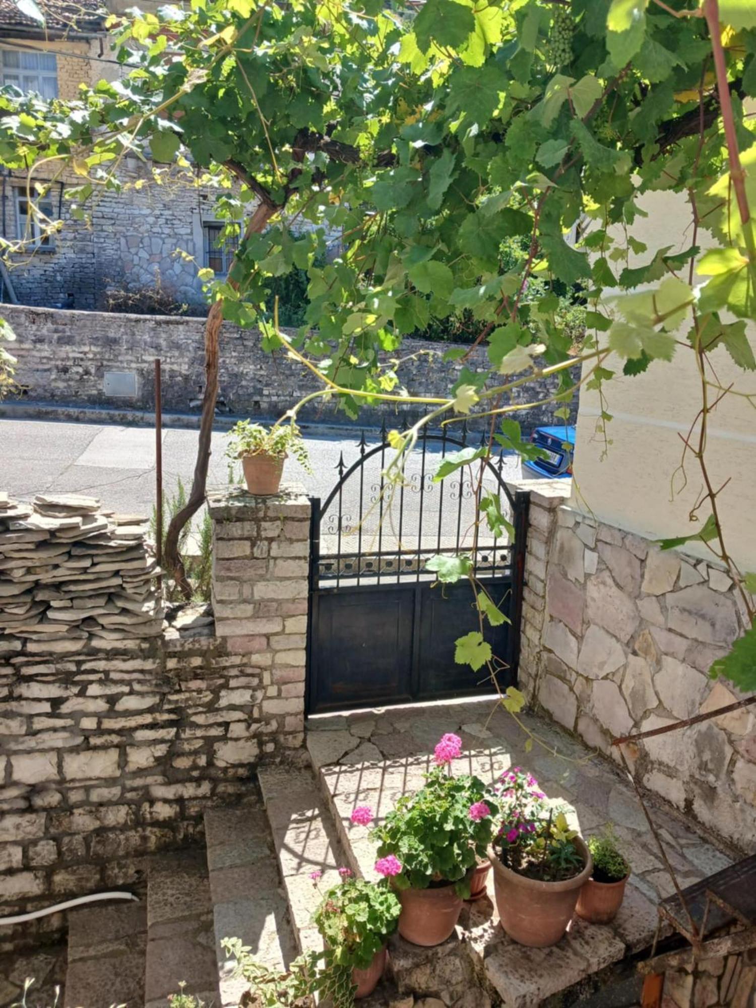 Eniguesthouse Gjirokastër Exteriör bild